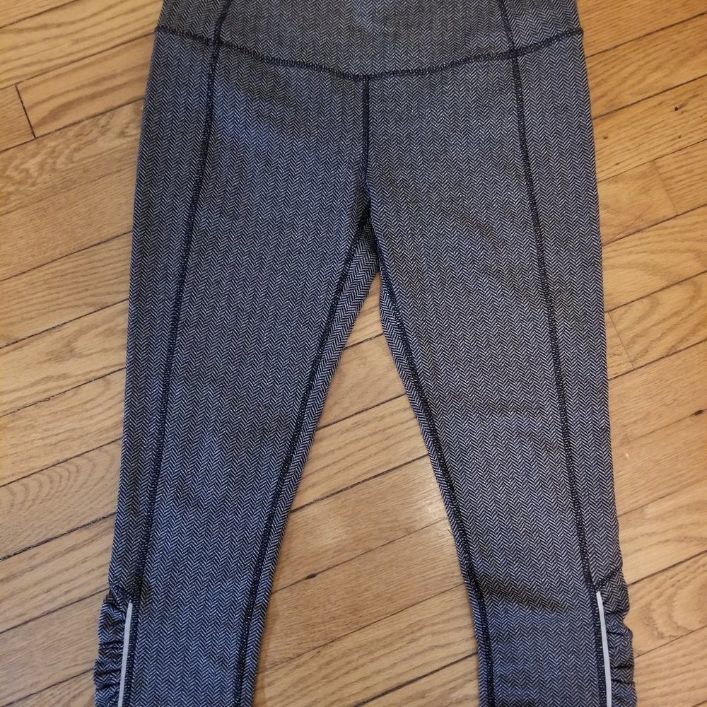 Modetta herringbone ruched leg athletic capri